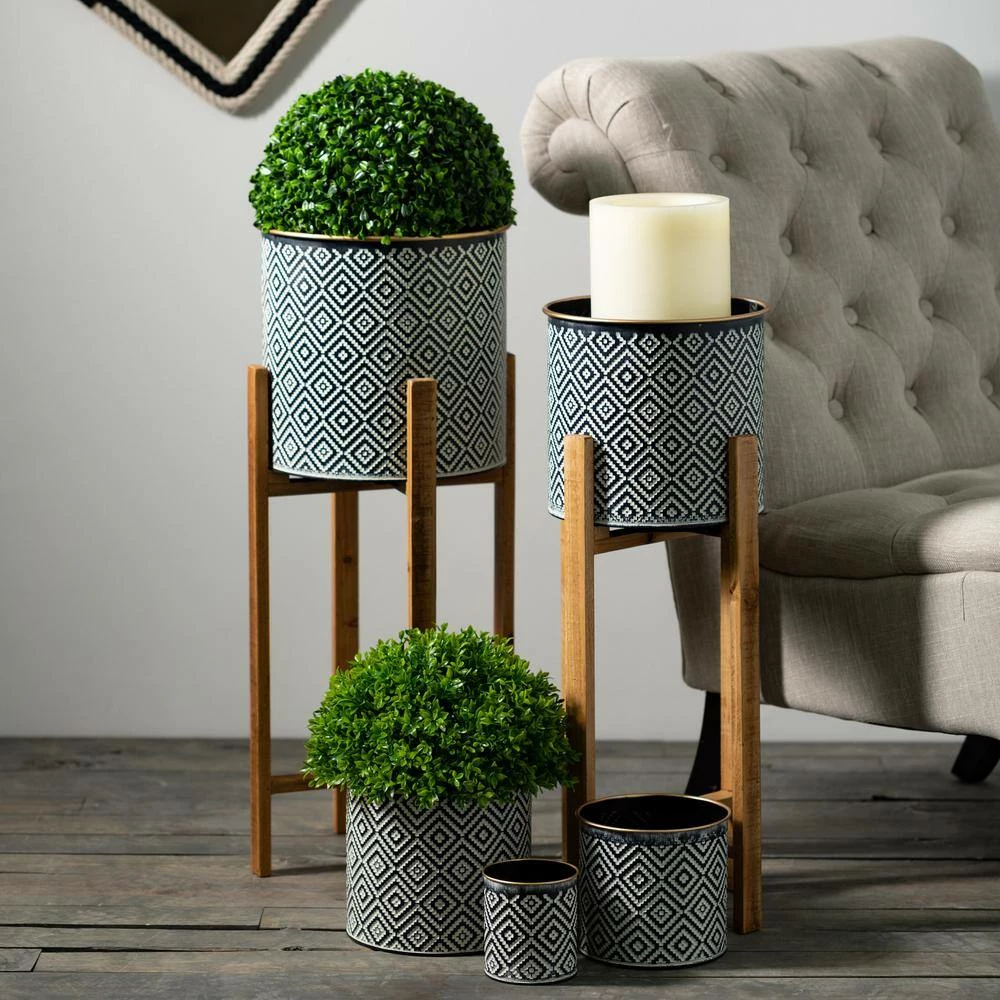 SULLIVANS Black and White Gemoetric Pattern Metal Planter on Stand (Set of 2) 5 SULLIVANS Black and White Gemoetric Pattern Metal Planter on Stand (Set of 2) - Image 3